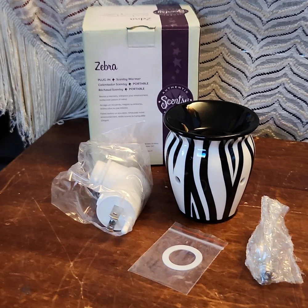 SCENTSY Zebra Plug In Portable Wax Warmer NIB Black White